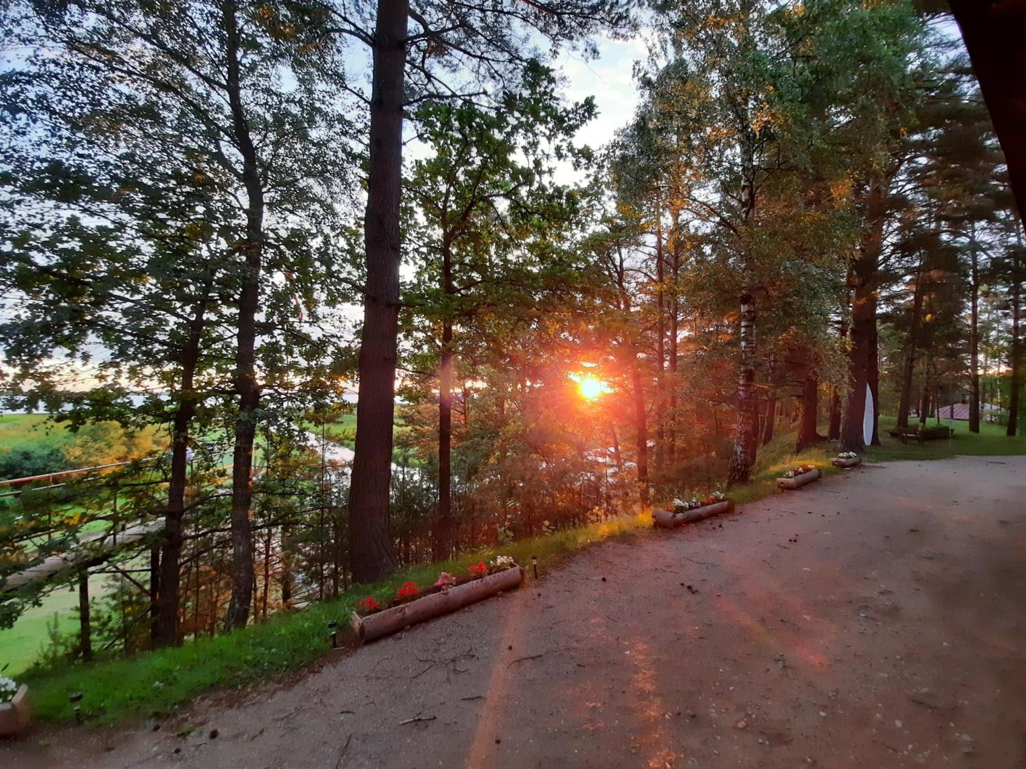 Kempings Ezerpriedes Burtnieki  Exteriér fotografie